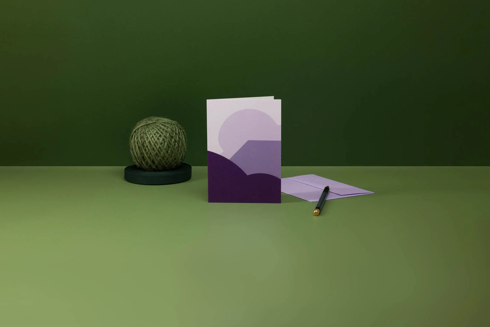 Product photography with graphical layout and flexible crop for website