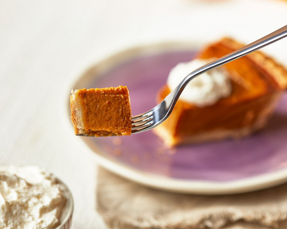 oakland-food-photographer-pumpkin-pie-slice-detail-thanksgiving-table.jpg