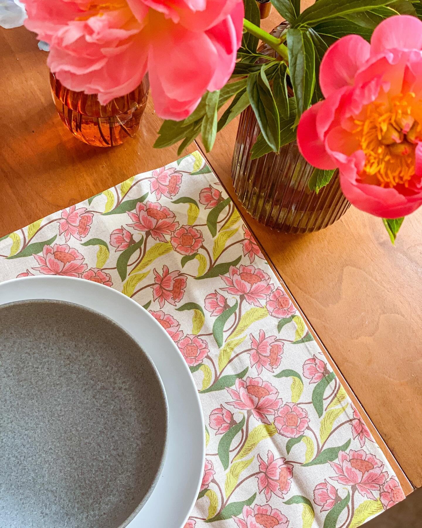 Pink blooms for your table and kitchen. 
.
.
.
#teatowels #tabledecor #tablescape #clothnapkins #floralpatterns #botanicalart #surfacepatterndesign #inspiredbyflowers #remusedstudio #primavera #springdecor #shopsmall #mothersdaygifts