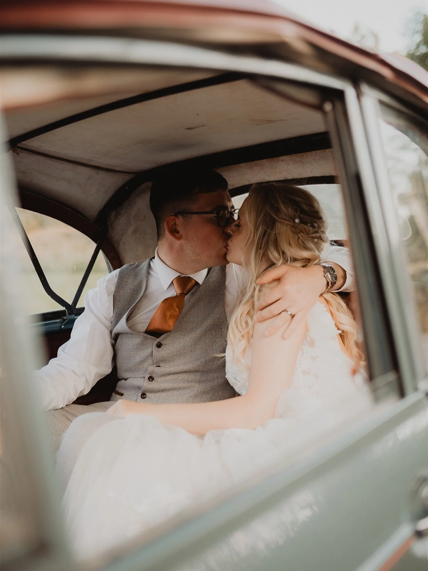 // Happy Sunday //

This summer&rsquo;s weddings have been full of sunshine, and golden hours. But here&rsquo;s a throwback to Pez + Ben&rsquo;s epic sunny festival wedding day! 

-

Couple: @pezoff &amp; @gibby5446 
Photographer: @adamlutophotograph