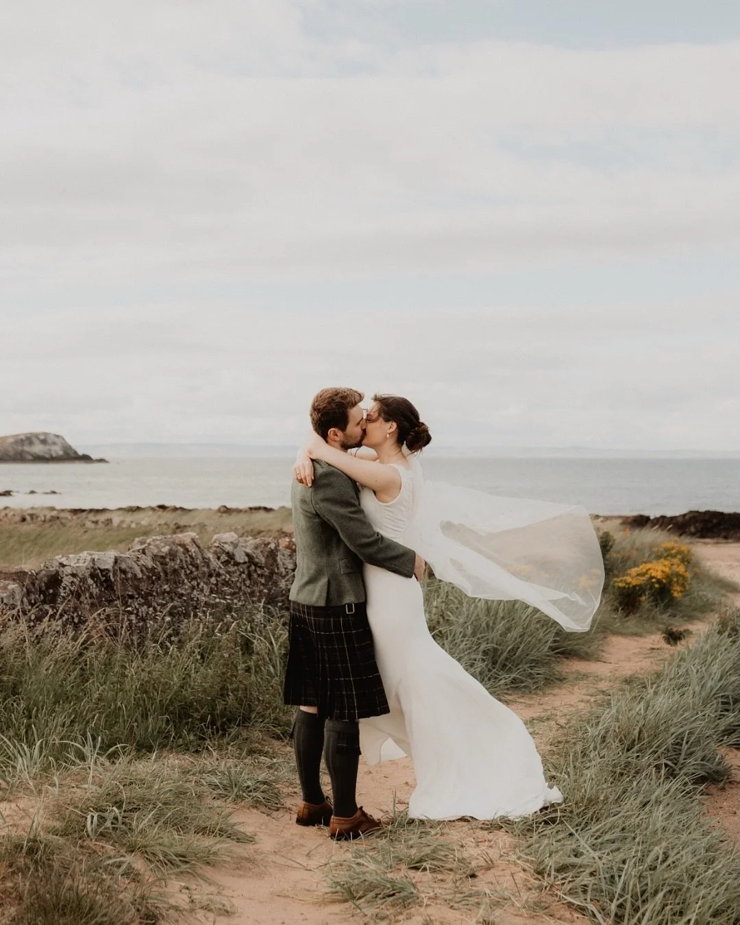 // Caroline + Kieran //
Marine Hotel Wedding
——
Suppliers:
Couple: @devlinkieran287 & @carograce15
Photographer: @adamlutophotography
Venue: @marineandlawn
Celebrant: @davidthehumanistcelebrant
Florist: @dried_flowers_uk
Caterer: