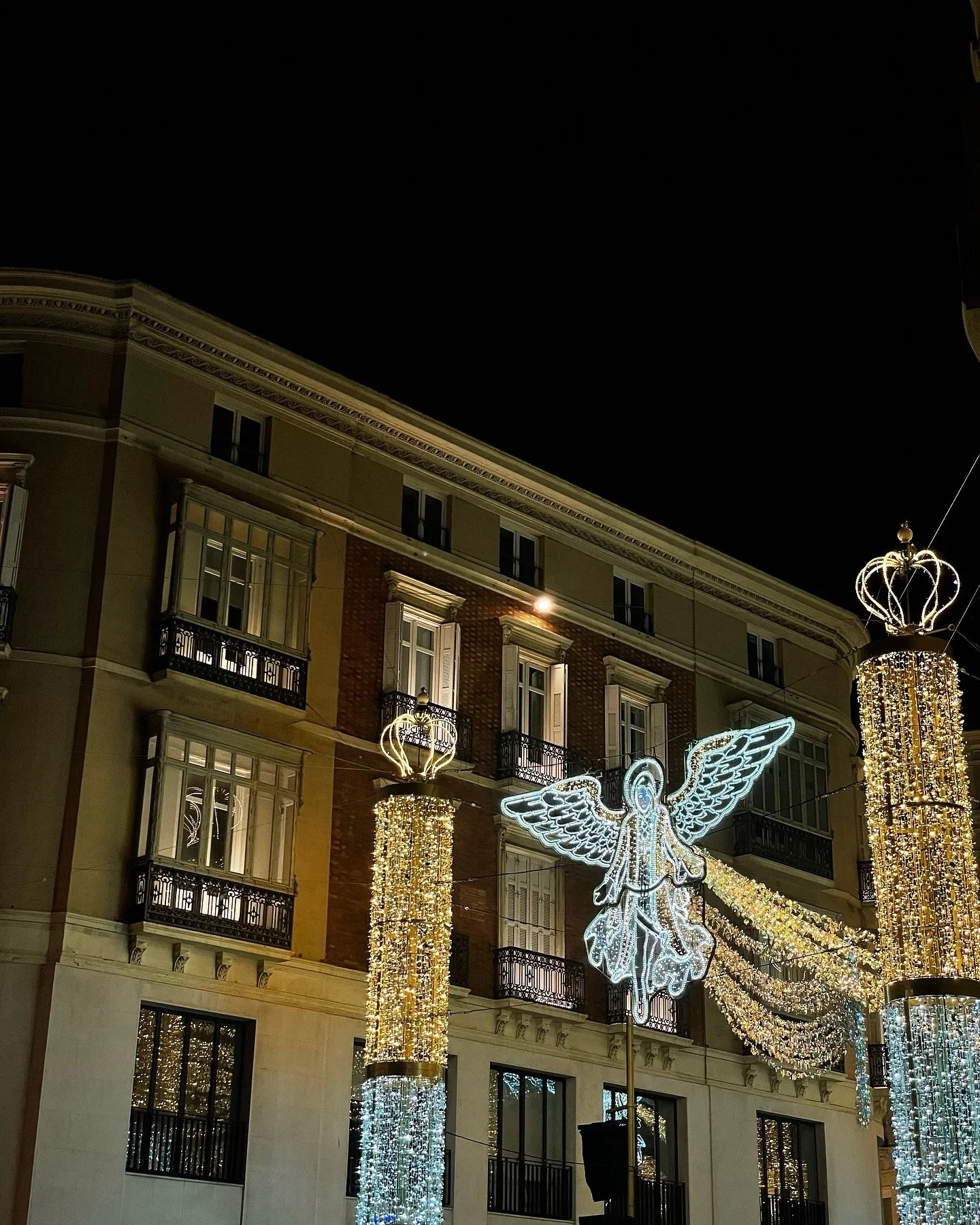 Merry Christmas, Feliz Navidad 🎄
Happy New Year, Feliz A&ntilde;o Nuevo 🤍
Cheers to 2024 🥂