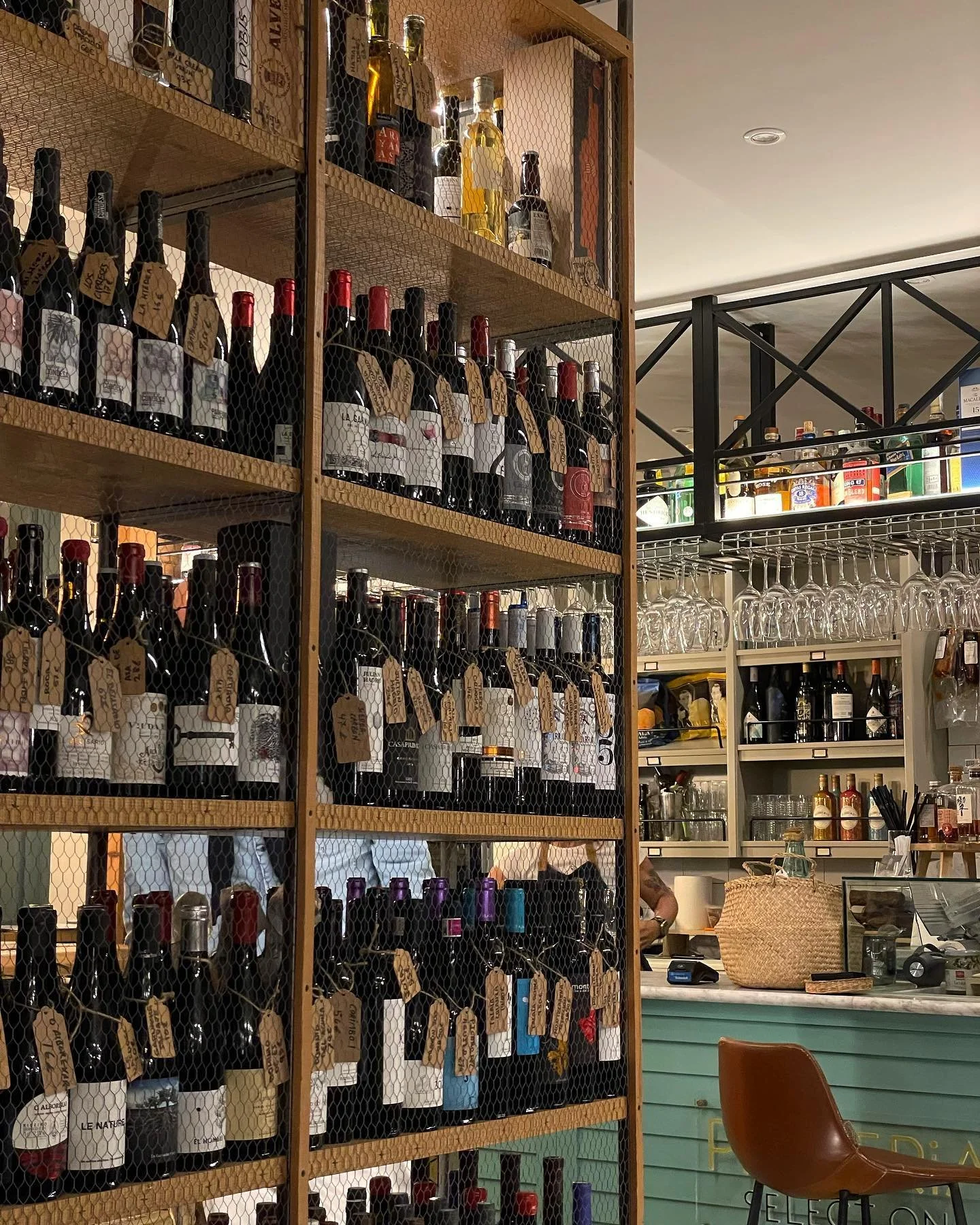 Friday vibes 🍷 // Choose your own bottle of wine and enjoy traditional Spanish tapas at @primeriamarbella 🤍