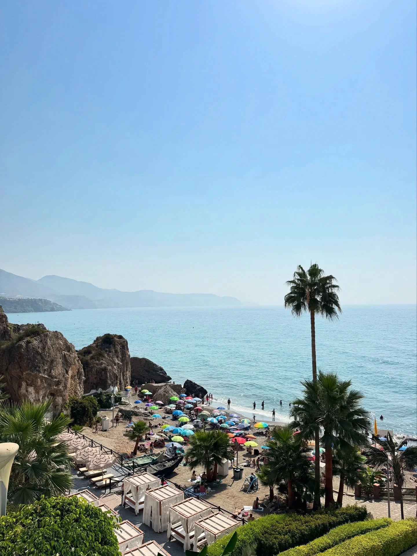 📍El Salon Beach, Nerja // A great place to tan and swim, about an hour away from both apartments! During high season, make sure to get there early to grab your spot🌞🌊