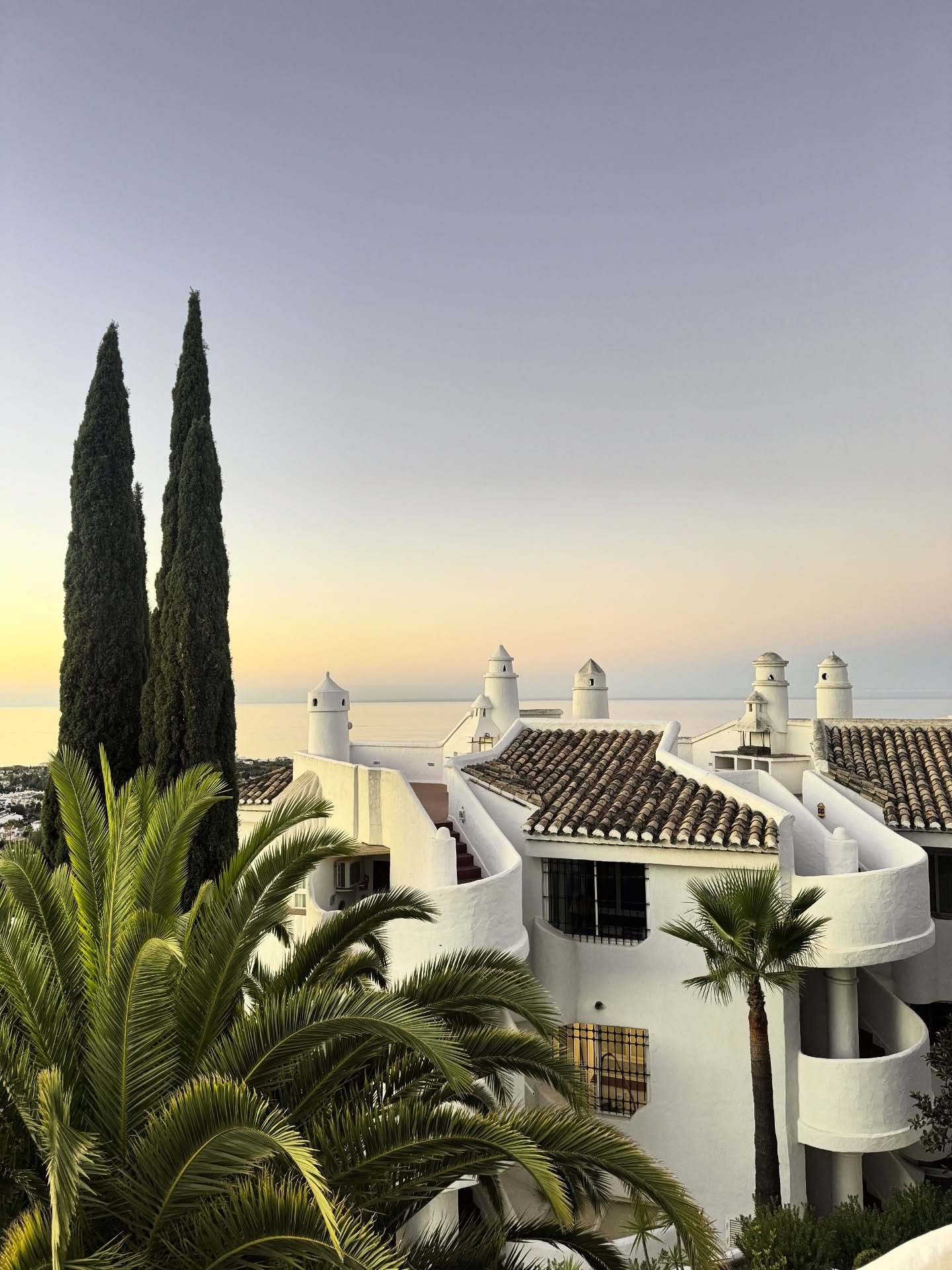 If you look closely, you can spot Morocco on the horizon 🇲🇦 //
Love the views from the Calahonda apartment 💫
.
.
.
#calahonda #calahondabeach #calahondabeach☀️🌴 #calahondabeach☀️🌴 #calahondamijas #costadeleste #costadelsol☀️ #costadelsol🌞 #mija