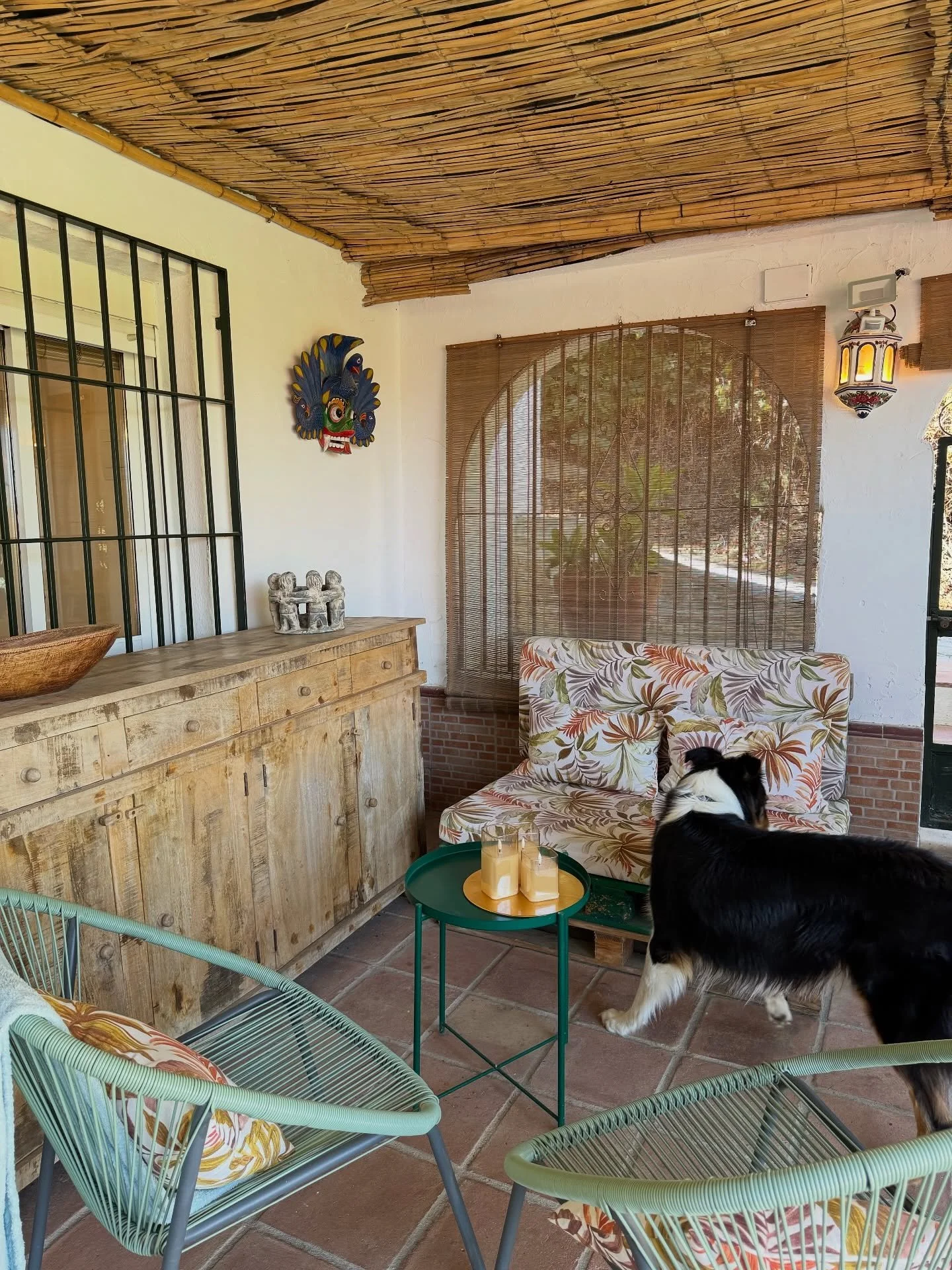 Outside living in the Co&iacute;n apartment 🤍 A quiet oasis nestled in the mountains for you (and your furry friend!) to completely relax 😌🐾 Check out our availability - Link in bio or DM us directly 💫