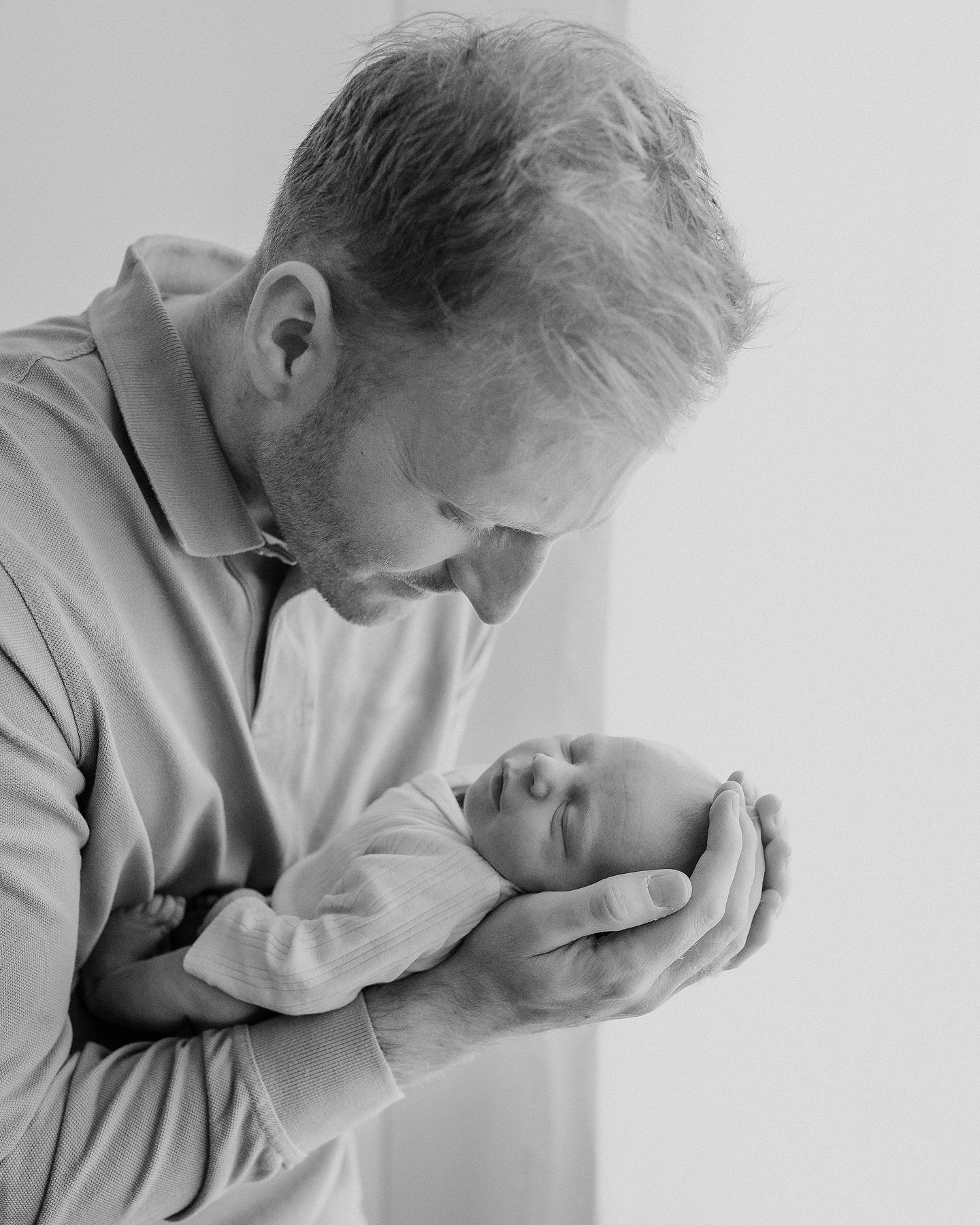 Throughout all of my sessions, especially my newborn, I will always include individuals of dads and baby, mums and baby, siblings and baby, as well as groups and portraits ofcourse. 

This frame I use quite often with dads and baby portraits &mdash; 