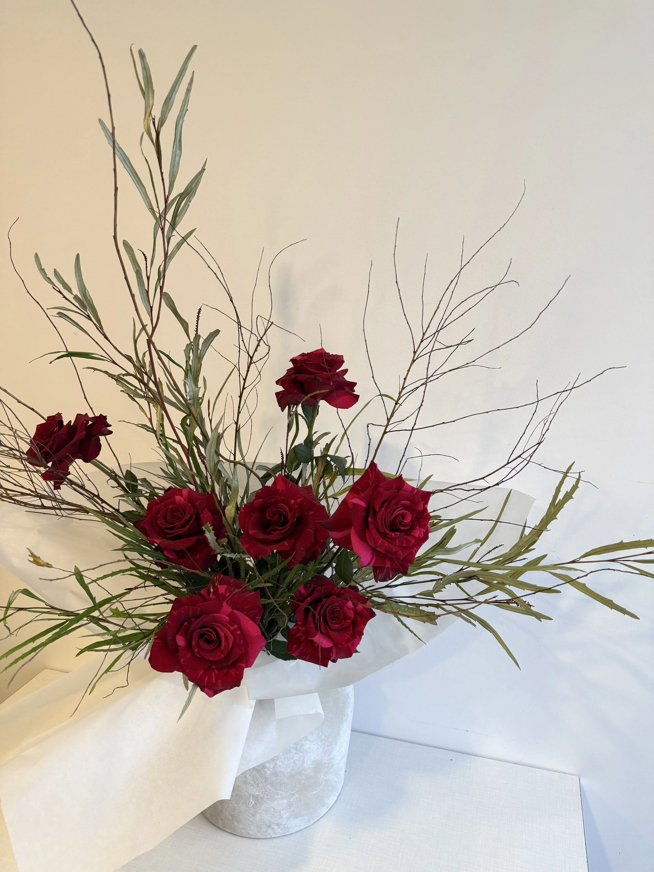 Sarkanas Rozes, Medium