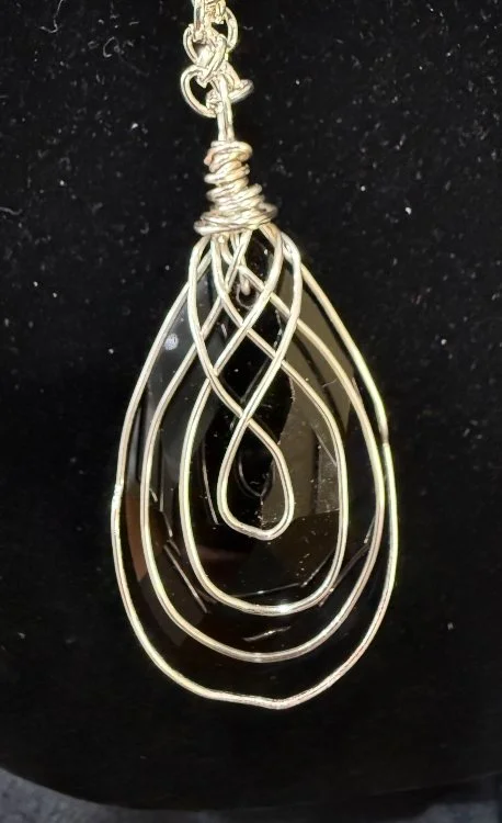 829-26;Necklace;’AgFancyWrapMidnightBlackCrystalCabachon’;GorgeousTearDropMidnightBlackFacettedCrystalWithHandCraftedFreeFormDesignOfAgRoundWireWithDecorativeLoopsWithInLoopsDesignAndFreeFlormBailReversibleDesignPieceWithBackDisplayingMoreOfGorgeousC