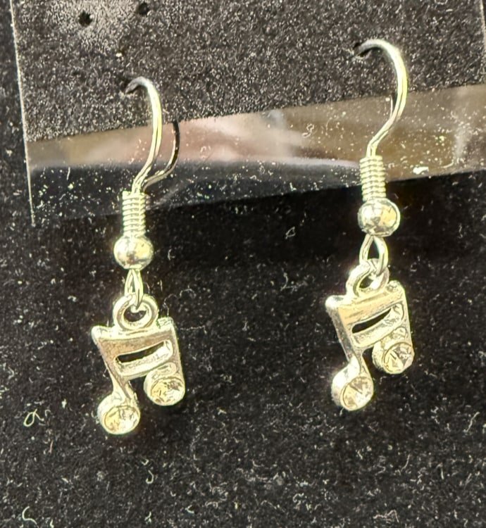 822-26;Earrings;’AgWhimsicalMusicNoteCharmEarrings’;UniqueAgSuspendedWhimsicalMusicNoteCharm;EarHookAreAgWithAgBallAndSpring.(1 of 1)