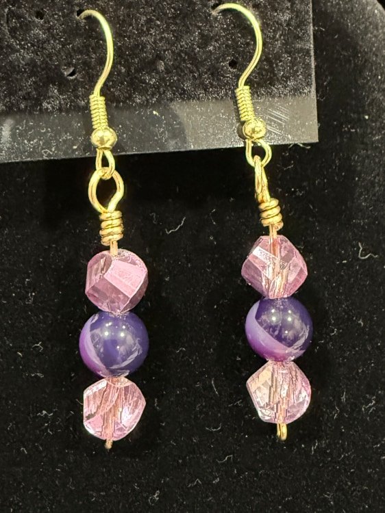 841-26;Earring:;'AuPurpeTripleDazzle”,OriginalJonMIchelleDesign;HandCraftedFreeFormDesignInRoundAuWireDesignOfTriplePurpleBeads;ABeautifulStripedPurpleAgateSandwitchedBetweenAUniquelySpiraledPlanedBead&ClearFacettedPurpleCrystalCreatingAPlayfulDispla
