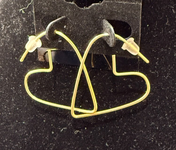 818-26;Earrings;’AuWireHeart;NoEarhook’;AnOriginalJonMichelleDesign;UniqueHandCraftedFreeFormHeartShilouetteAuRoundWire;NoEarHooksRequired.
1 of 3)