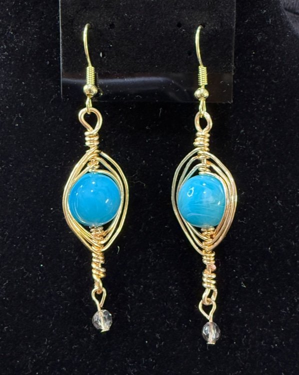 800-26;Earrings;’AuFlatUpAndDownAlternatingHalfSpiralWireWrapHoldingATurqBlueGlassBead’;GorgeousTurquoiseBlueGlassBeadIsCagedbetweenUniqueHandCraftedFreeFormAuRoundWireAlternatingHalfVerticalSpiralWireWraps;BelowHangsADelicateClearGrayCrystalRoundFac