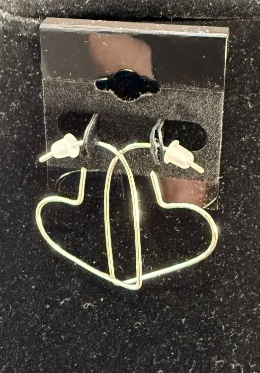 814-26Earrings;’AgWireHeart;NoEarhook’;AnOriginalJonMichelleDesign;UniqueHandCraftedFreeFormHeartShilouetteAgRoundWire;NoEarHooksRequired.(3 of 3)