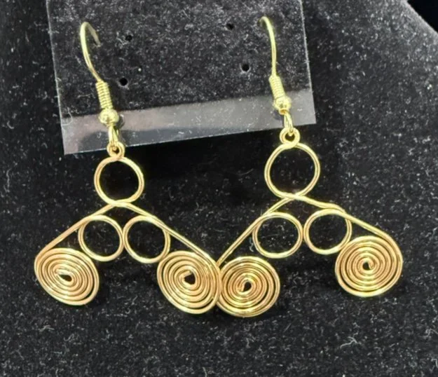 848-26;Earring;’AuPyramidOfCirclesEndingInClosedSpirals’;AJonMichelleDesignOriginal;HandCraftedFreeFormDesignInAuRoundWire;EarhooksAreAuWithBallAndSpring.(1 of 3)