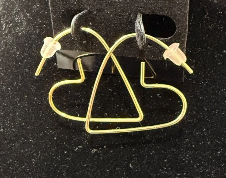 819-26;Earrings;’AuWireHeart;NoEarhook’;AnOriginalJonMichelleDesign;UniqueHandCraftedFreeFormHeartShilouetteAuRoundWire;NoEarHooksRequired.(2 of 3)