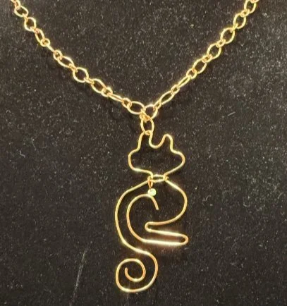 783-26;Necklace;’BriteCuKittyKatWithGreenBeadOnNeckCollar’;AnOriginalJonMichelleDesign;UniqueHandCraftedFreeFormBriteCuRoundWireKittyKatShilouetteWithPaleGreenSeedBeadOnNeckCollar;PlayfulCatPerchedReadyToJumpAndPlay;Chain24InchBriteCuAlternatingTinyO