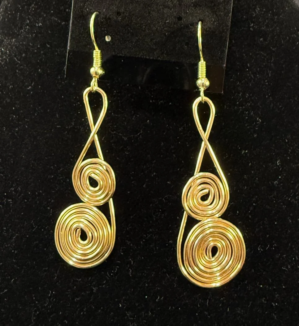 785-26;Earrings;’AuDoubleSpiralingClef’;UniqueHandCraftedFreeFormDesignWithAuRoundWireShapedIntoSmallClossedSpiralOverALargerClosedSpiral;EarHooksAreAuWithBallAndSpring.(1 of 2)