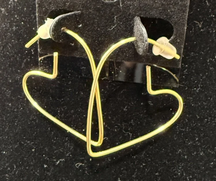 820-26;Earrings;’AuWireHeartNoEarhook’;AnOriginalJonMichelleDesign;UniqueHandCraftedFreeFormHeartShilouetteAuRoundWire;NoEarHooksRequired.(2 of 3)