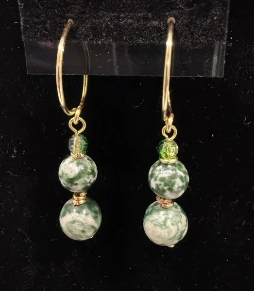 844-26;Earring:'SmLoopStudAuWireGreenSeaJasperAgateTripleBeadEarring';A;HandCratedFreeFormDesignInRoundAuWireWithUniqueCustomStudRingHoldingCascadingSmallGreenSeaJasperSeedAgateBeadIncreasingWithSizesOfAgatesSpacedApartByCustomMadeJumpRingSpacers;Ear