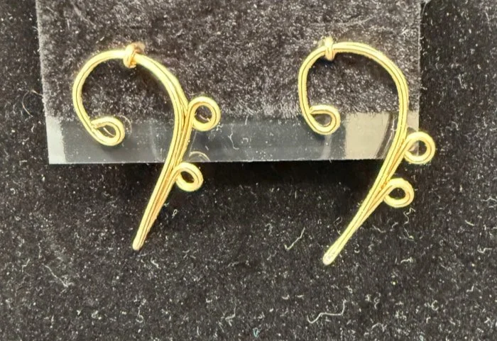 890-26;Earring;’AuMusicalBassClef’;HandCraftedFreeFormDesignInAuRoundWire;EarHooksAreAuWithBallAndSpring.(2 of 2)[CanBeSpecialOrderedMadeInAg&BrightCuWire]