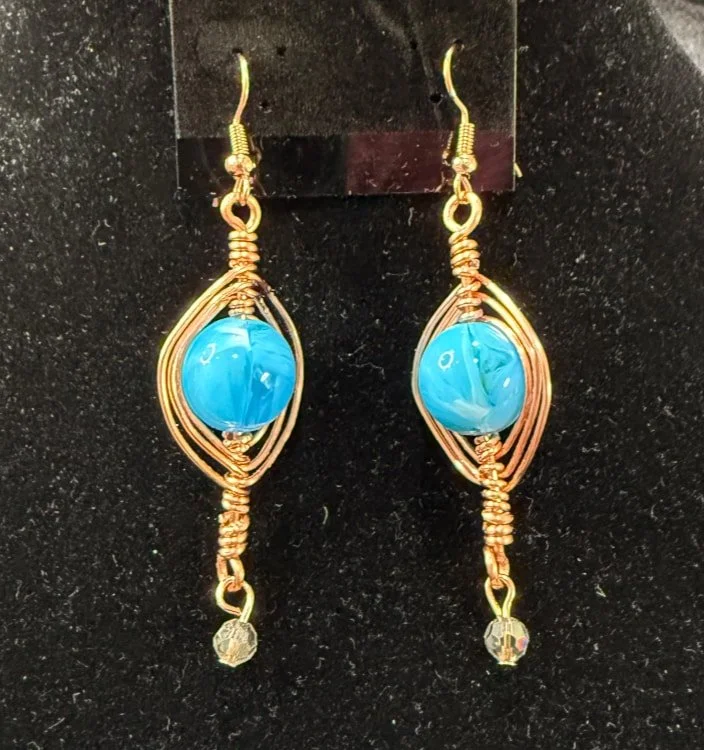 801-26;Earrings;’BCuFlatUpAndDownAlternatingHalfSpiralWireWrapHoldingATurqBlueGlassBead’;GorgeousTurquoiseBlueGlassBeadIsCagedbetweenUniqueHandCraftedFreeFormBCuRoundWireAlternatingHalfVerticalSpiralWireWraps;BelowHangsADelicateClearGrayCrystalRoundF