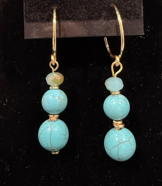 846-26;Earring:’SmLoopStudAuWireTurquoiseLikeTripleBeadEarring’;HandCraftedFreeFormDesignInRoundAuWireWithUniqueCustomStudRingHoldingCascadingSmallTurquoiseLikeSeedBeadIncreasingWithSizesOfBeadsSpacedApartByAuCustomMadeJumpRingSpacers;EarHooksAreAuWi
