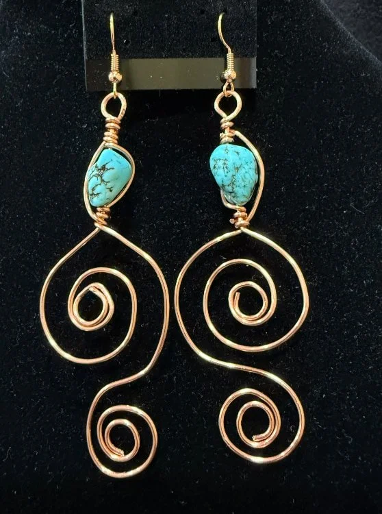 792-26;Earrings;’HistoricOldSantaFeInBCu&TurquoiseNugget’;UniqueHandCraftedFreeFormDesignInBrightCuRoundWireShapedIntoLarge&SmallOpenReverseSpiralsWithLargeRealTurquoiseNugget;EarHooksAreBrightCuWithBrightCuBallAndSpring.(1 of 1)