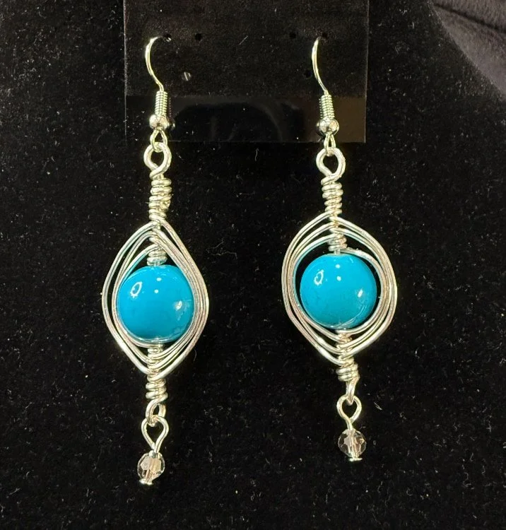 799-26;Earrings;’AgFlatUpAndDownAlternatingHalfSpiralWireWrapHoldingATurqBlueGlassBead’;GorgeousTurquoiseBlueGlassBeadIsCagedbetweenUniqueHandCraftedFreeFormAgRoundWireAlternatingHalfVerticalSpiralWirhWraps;BelowHangsADelicateClearCrystalRoundFacette