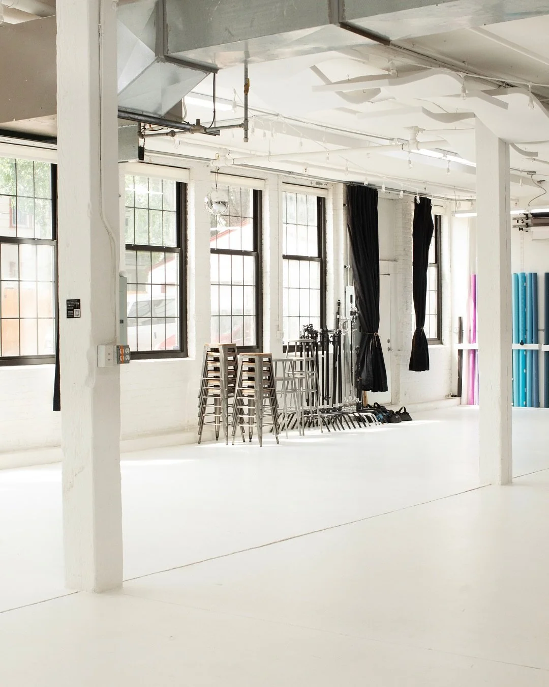 Prefer to shoot in natural light? Studio Q is the spot. 🌞 With big windows and bright spaces, it&rsquo;s easy to capture crisp, clean content that makes your final images shine.

#MinneapolisStudio #PhotographyStudio #MinneapolisVenue #NaturalLighti
