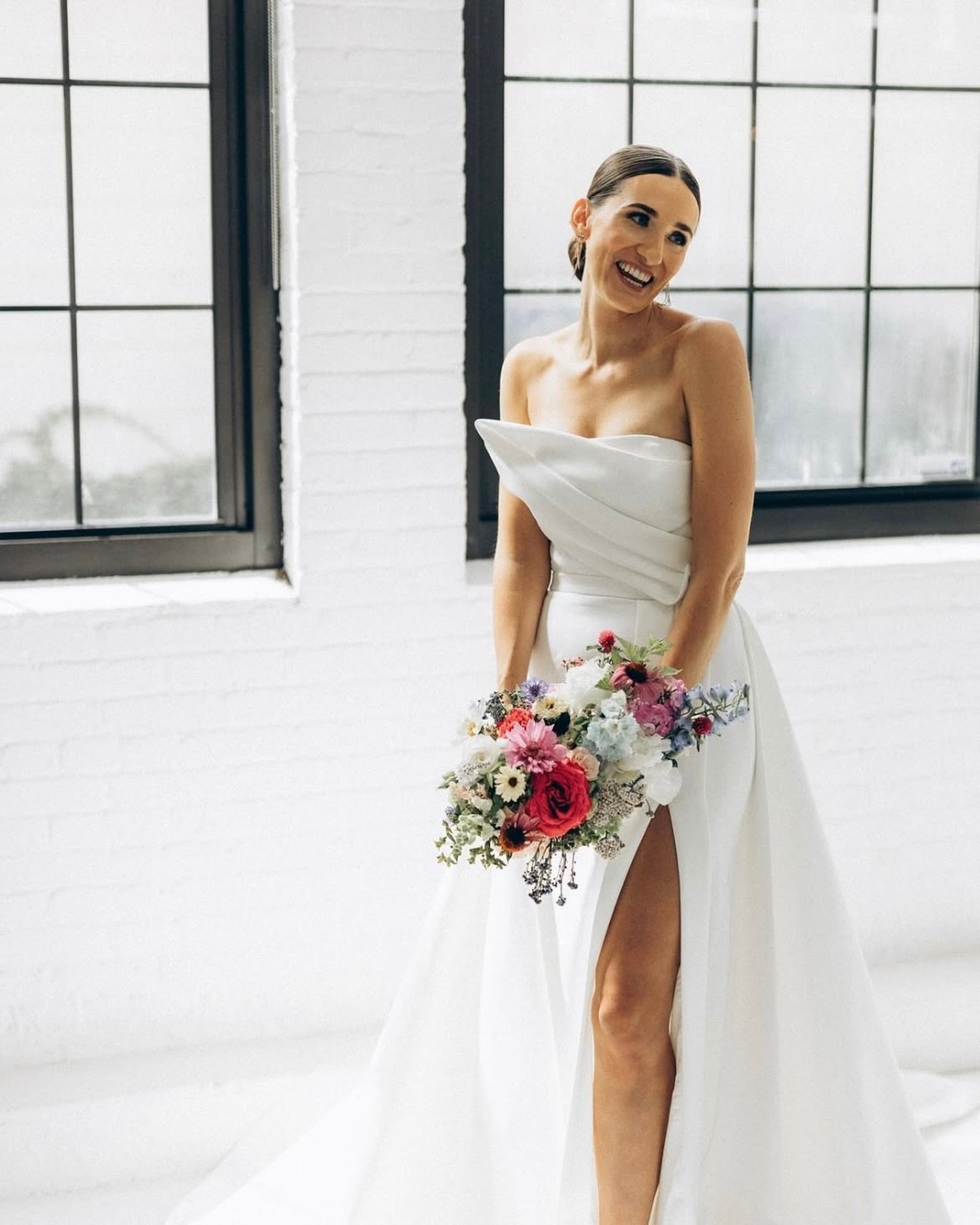 Every bride deserves a space where she can stretch out, get ready with her closest people, and take photos that truly shine. Studio Q offers the perfect setting to savor those special moments before the big &lsquo;I do.&rsquo;

📷: @lkcreativeco

#Mi