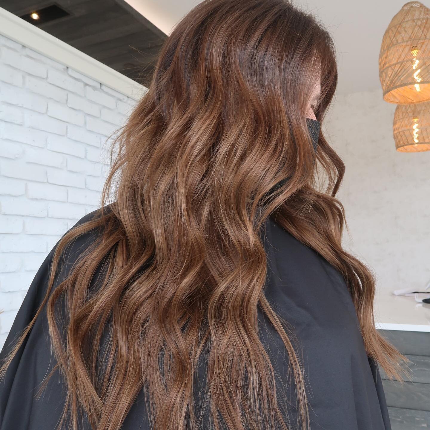 The richness tho 😍 Artist: @nickycouch_ 

Nicky applied a full pack of 20 inch Hand Tied Extensions to create fullness and length! 

She also did her color before! The key 🗝 to making extensions blend is making sure the color actually matches!