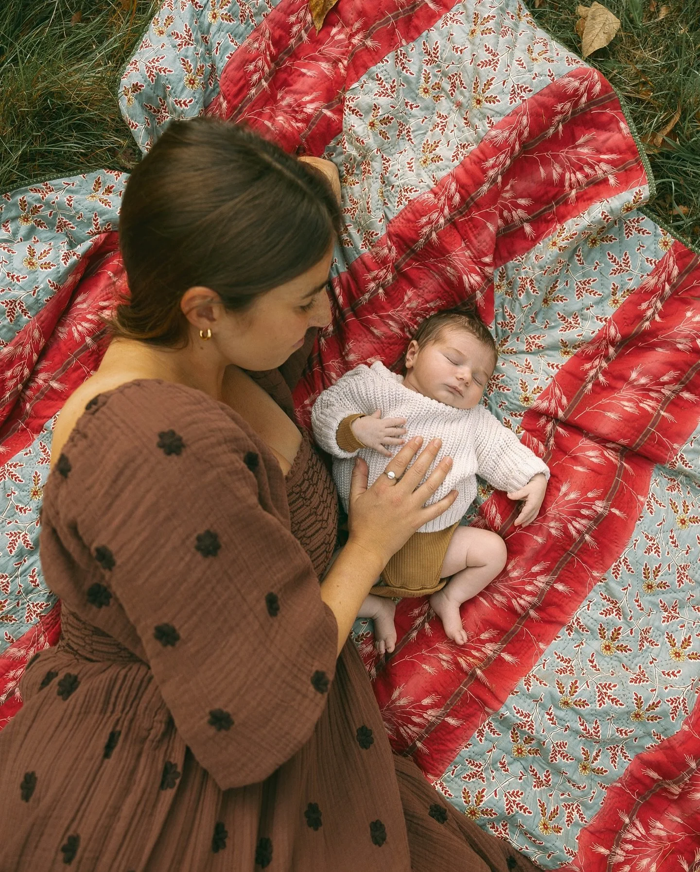 What do I love even more than a newborn session?
An OUTDOOR newborn session with gorgeous fall foliage and the sweetest new family of three. 🍁 
#audralynnphoto #unraveledacademy #philchester #wildrebelpresetenhancers #newhampshirenewbornphotograph