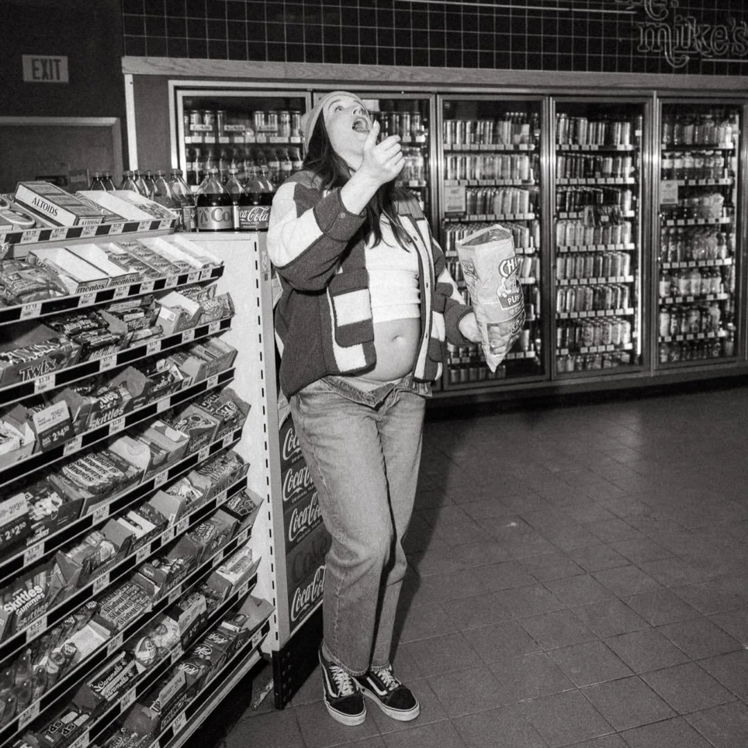 Growing a human = unlimited snack privileges. 

#newhampshirephotographer #nhsmallbusiness #nhcreatives #maternityphotography #nhmaternityphotographer