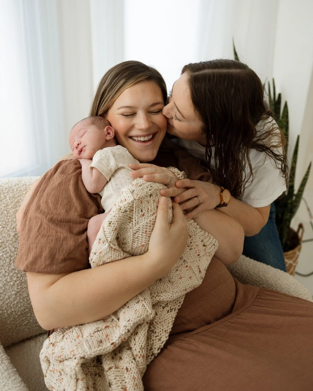 Best job everrrrrr✨️

#nhnewbornphotographer #newhampshirenewbornphotographer #mainenewbornphotographer #philchesterpresets #portsmouthphotographer