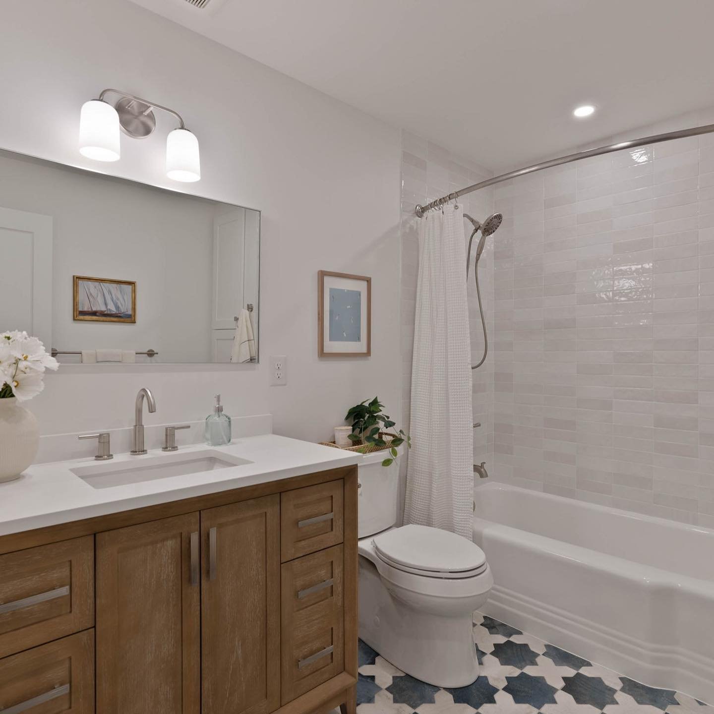 We recently wrapped up this adorable yet sophisticated kids&rsquo; bathroom in Manito! ✨

We took over this project from another contractor and had the pleasure of partnering with @sageandsoulinteriors, who came up with this beautiful design. 

Featu