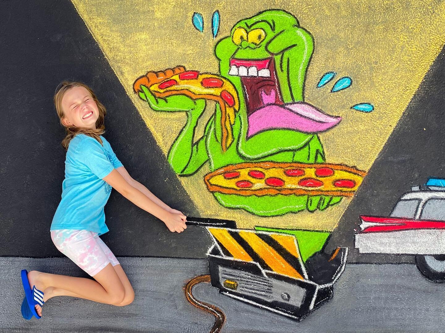 When you&rsquo;re not QUITE ready for Fall or all the things that come with it. 👻 (I&rsquo;ll take the pizza though.)
.
.
.
#chalkyourwalk #chalkart #sidewalkchalk #chalkedintoit #ghostbusters #slimer #littlemissmurals @ghostbusters