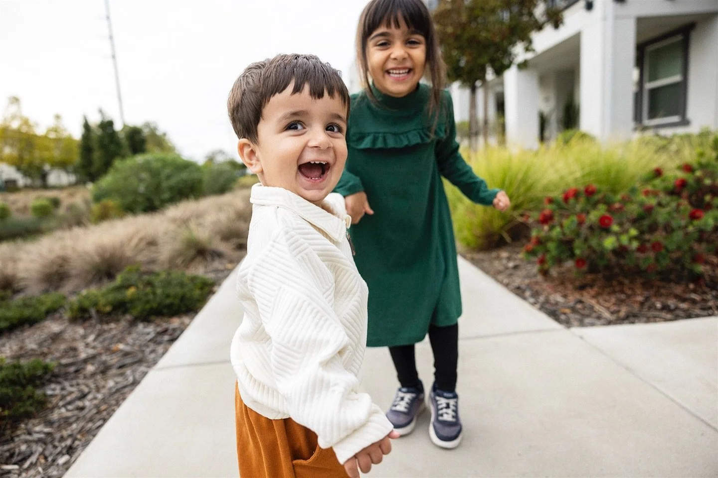 Alameda home and front porch minis be like 😄😄😄. A few spots left coming up. Link in bio to 2025 Fall minis!
 
⠀⠀⠀⠀⠀⠀⠀⠀⠀
⠀⠀⠀⠀⠀⠀⠀⠀⠀
#familyphotographer #alamedafamilyphotographer #eastbayfamilyphotographer #oaklandfamilyphotographer #maternityphotog