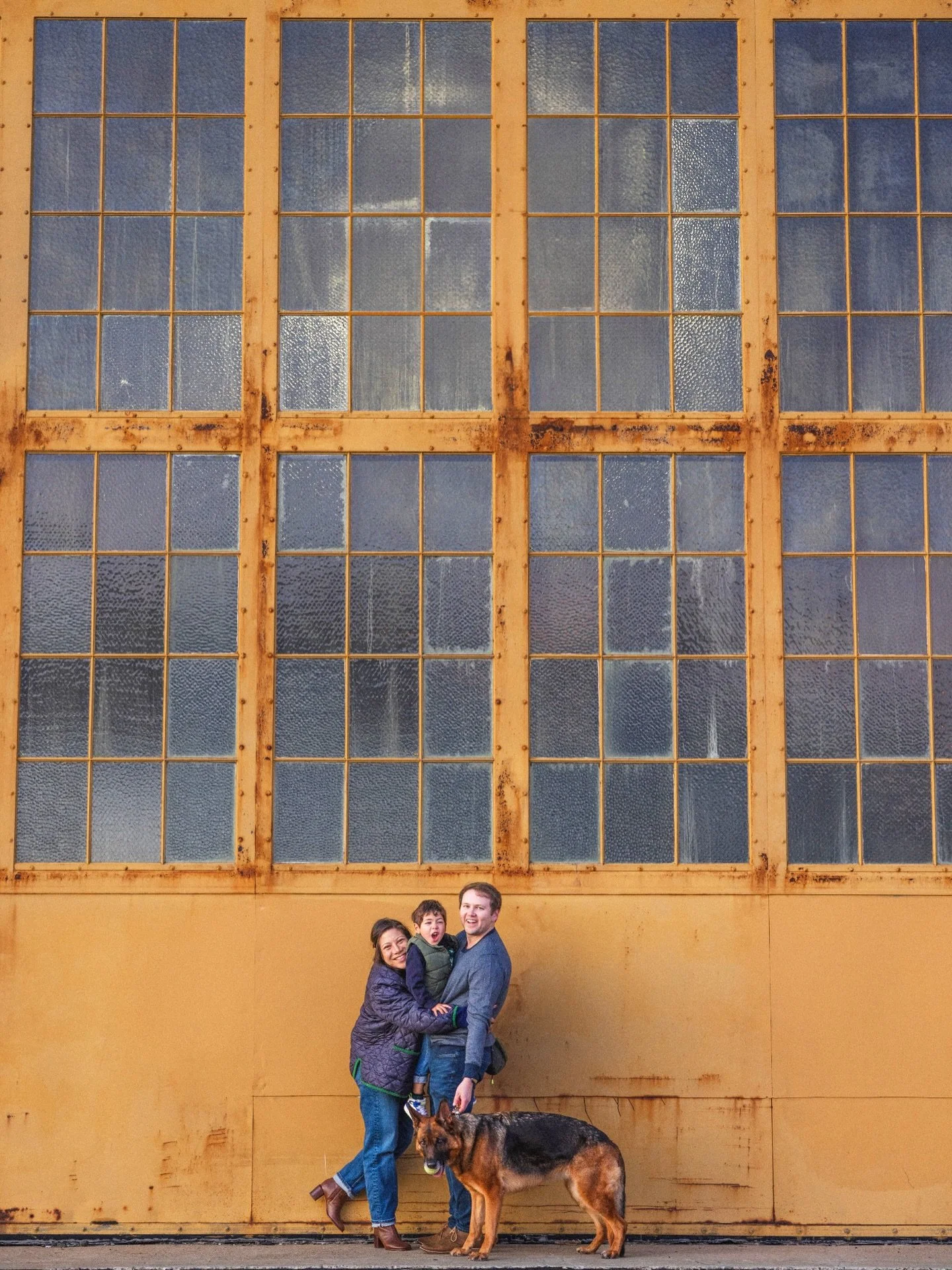 Iconic Alameda backdrops are 😍
⠀⠀⠀⠀⠀⠀⠀⠀⠀
#portraitphotographer #sfbayareaphotographer  #familyphotographer