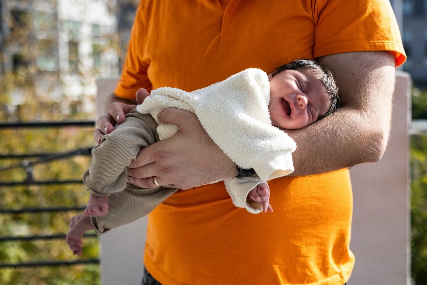 The dad hold and some sunshine&hellip;.love. 
⠀⠀⠀⠀⠀⠀⠀⠀⠀
#portraitphotographer #sfbayareaphotographer  #familyphotographer