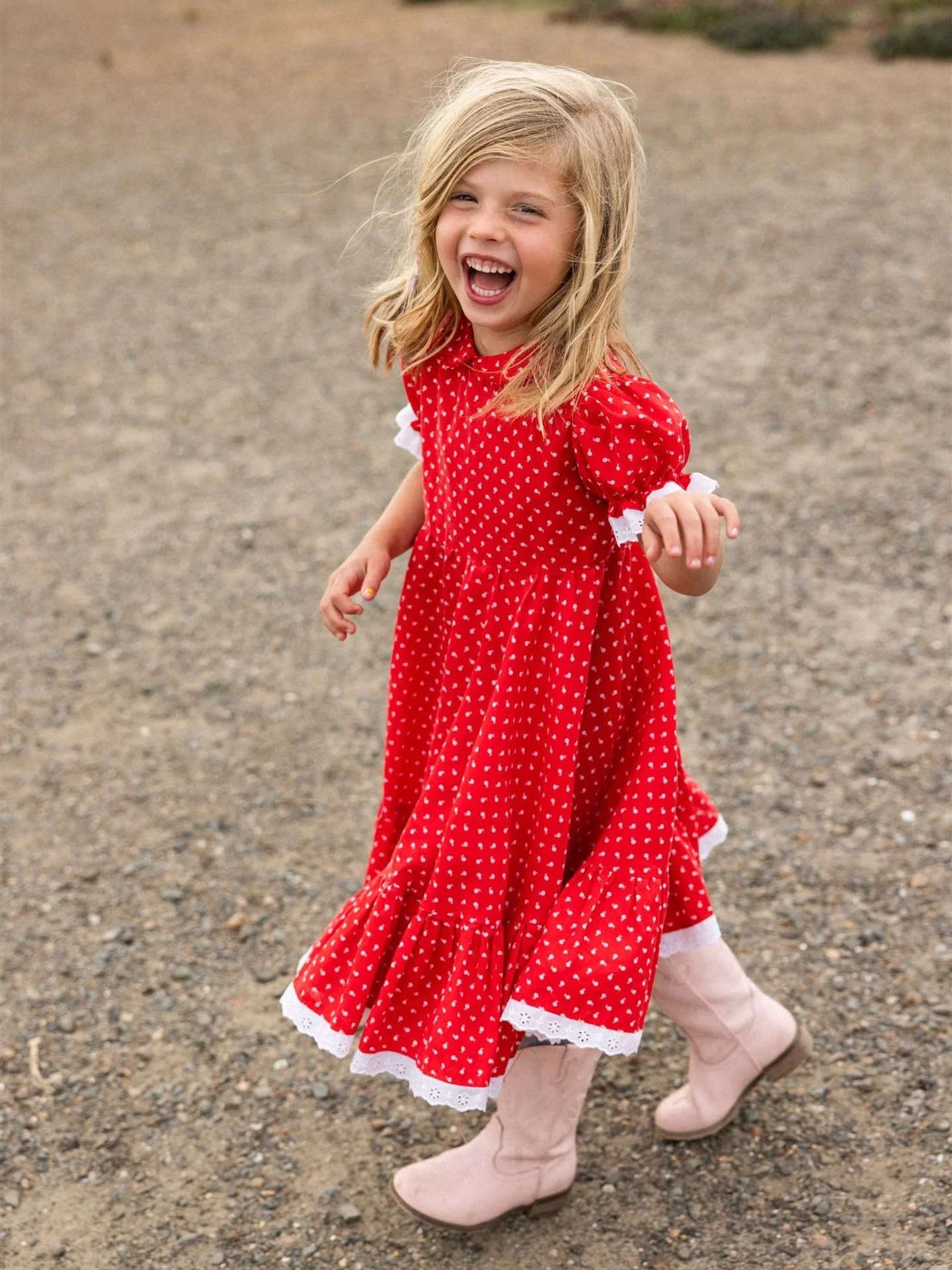 Still feeling the spring Galentine&rsquo;s feels&hellip;.loving the few Valentine&rsquo;s Day cards we&rsquo;ve received from friends. Is this a new transition away from holiday cards?! 
⠀⠀⠀⠀⠀⠀⠀⠀⠀
#portraitphotographer #sfbayareaphotographer  #family