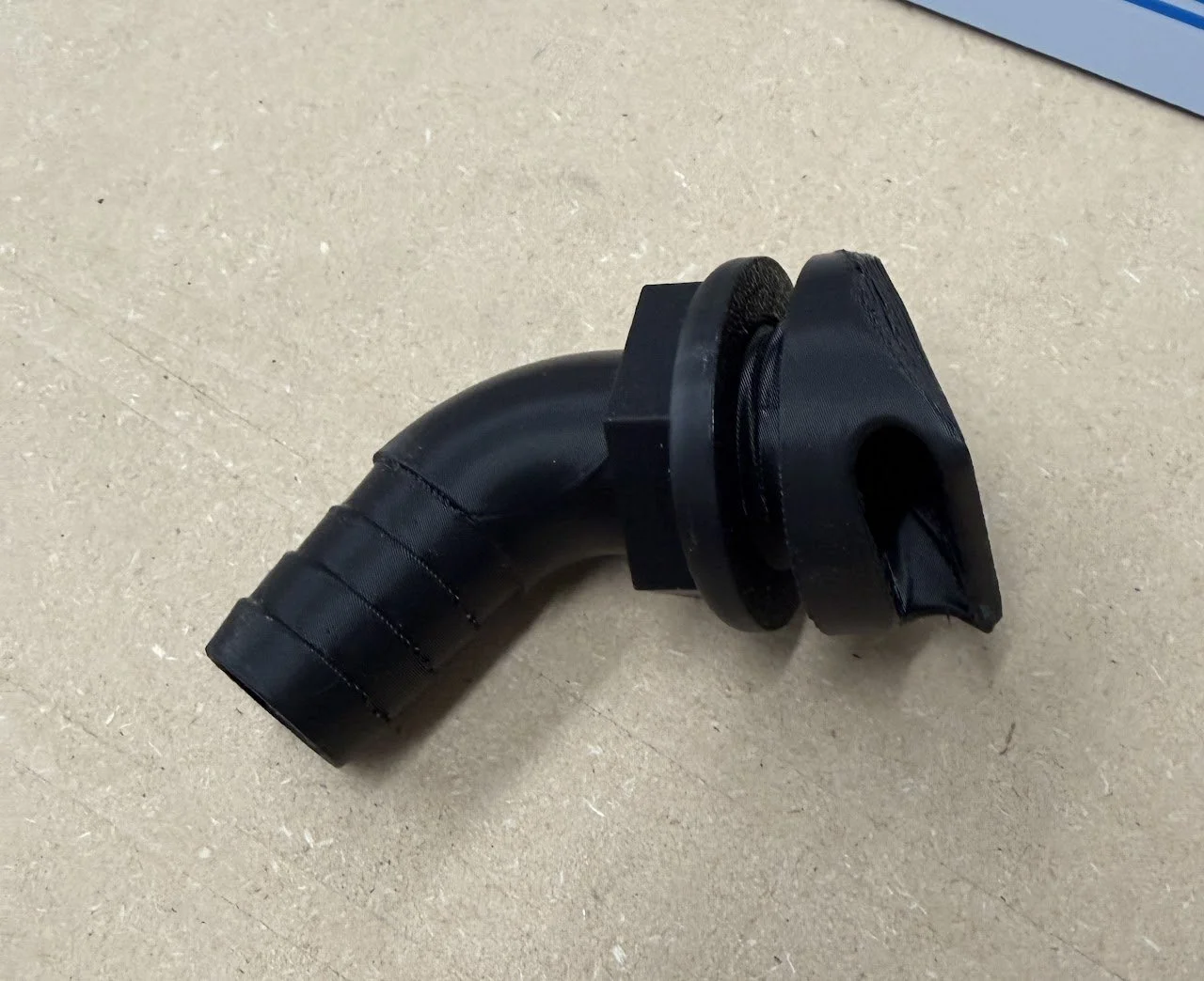 Low profile bilge fitting for 3/4 hose