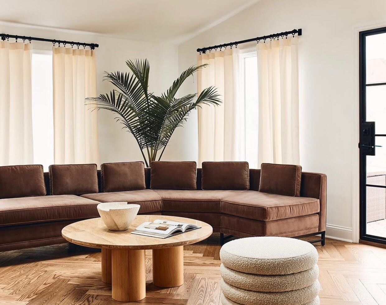 #Repost: oldie, but goodie. 

Our #MoorestownProject Lounge &mdash; perfect for summer hangouts ☀️

📸: @acbatog 
Design: @kbennert &amp; @rachellelazzaro
Stylist: @noiretblanc.co 

#interiordesign #interiordesigner #philadelphiainteriordesign #newyo