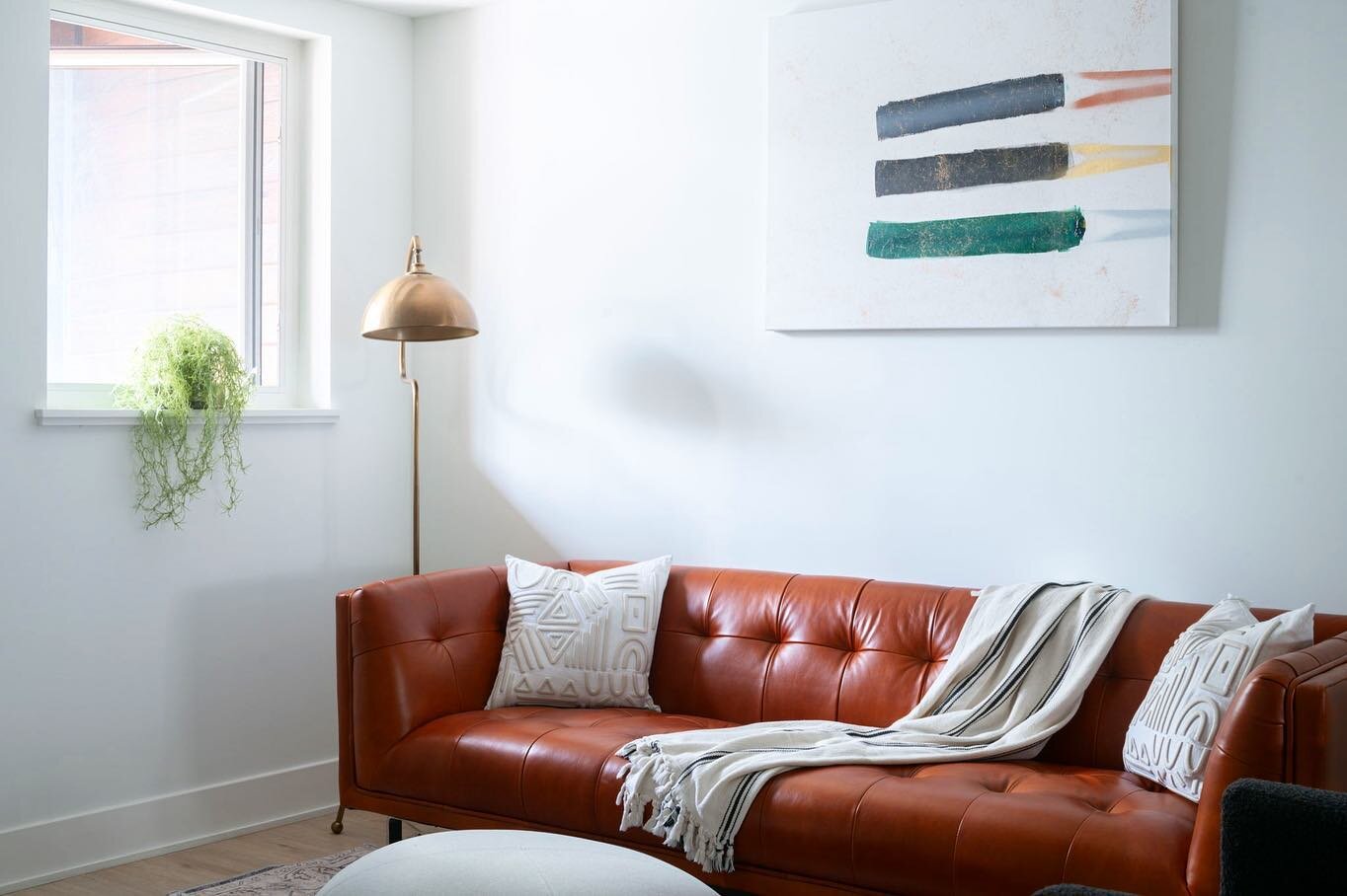Home Staging by @noiretblanc.co 

&ldquo;The first impression occurs at a subconscious level before your brain has time to evaluate the space at a cognitive level. It is felt, not thought.&rdquo; - Kristie Barnett 

#homestaging #homedecor #interiord