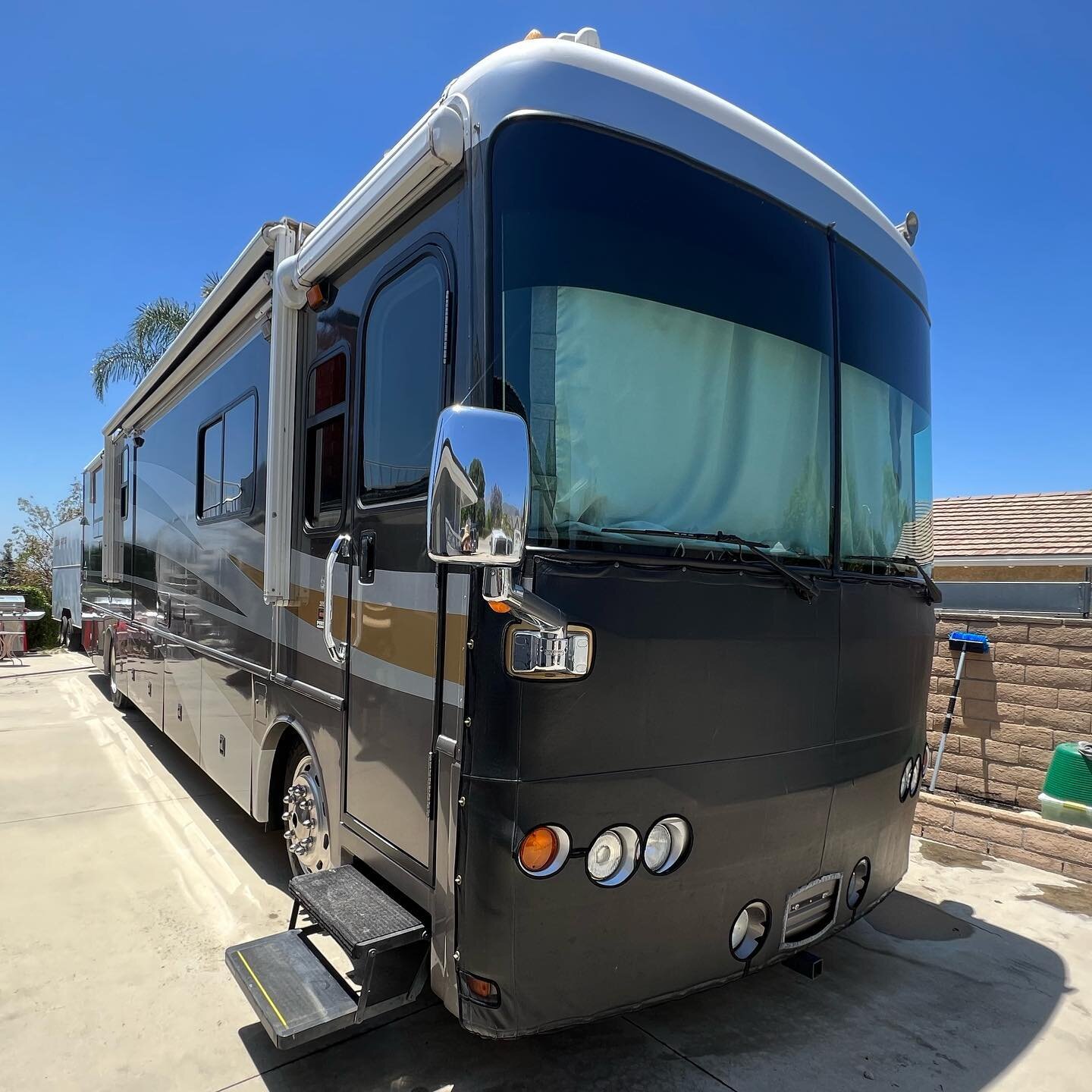 RV dialed in for a Level 1 wax/sealant detail. 
Ready for this summer heat 🔥

#caliluxxmobiledetail 
#mobiledetailing
#rvlife 
#inlandempire 
#sonaxgermany