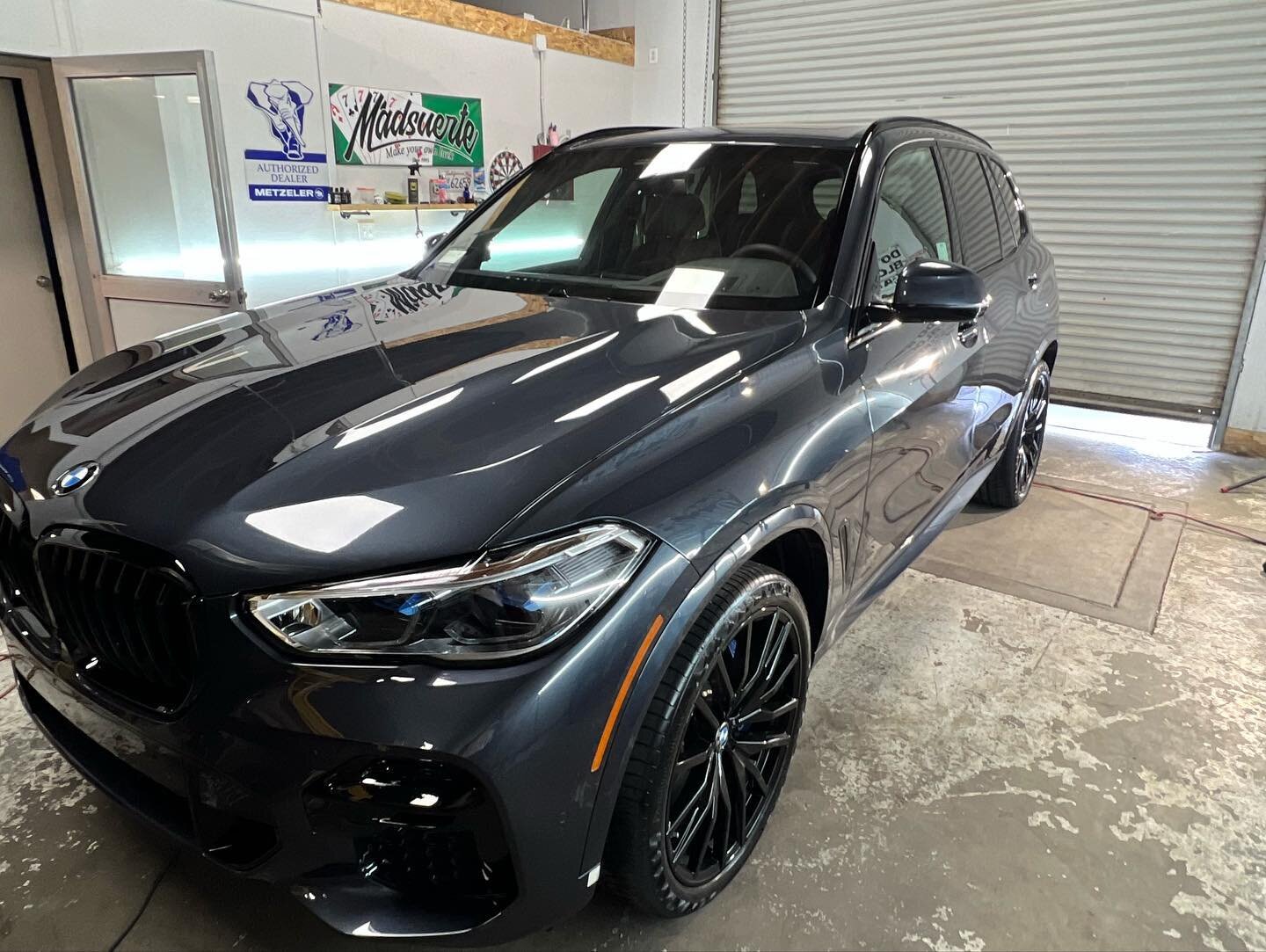 Bmw fresh out the dealer, received our LVL 3 Polish+ Ceramic Coating 💎
Last pic is the before 🙏

Ceramic Coating helps with 
-extremely hydrophobic 
-extra gloss (donut glaze)
-super easy maintenance 
-longevity protection from bad uv ray and road 