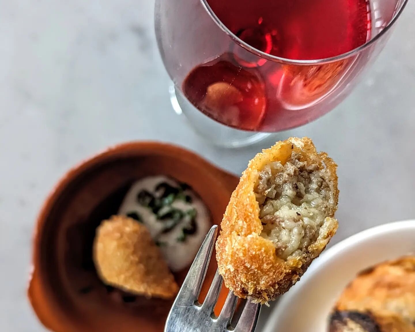 New wine snack on for the weekend - vitello tonnato croquette...

Delish with a splash of chilled red, it's a crisp and oozy veal croquette with a tuna &amp; fried caper sauce.

Bookings to eat via our website. 3rd last Friday of 2023!

#supportlocal