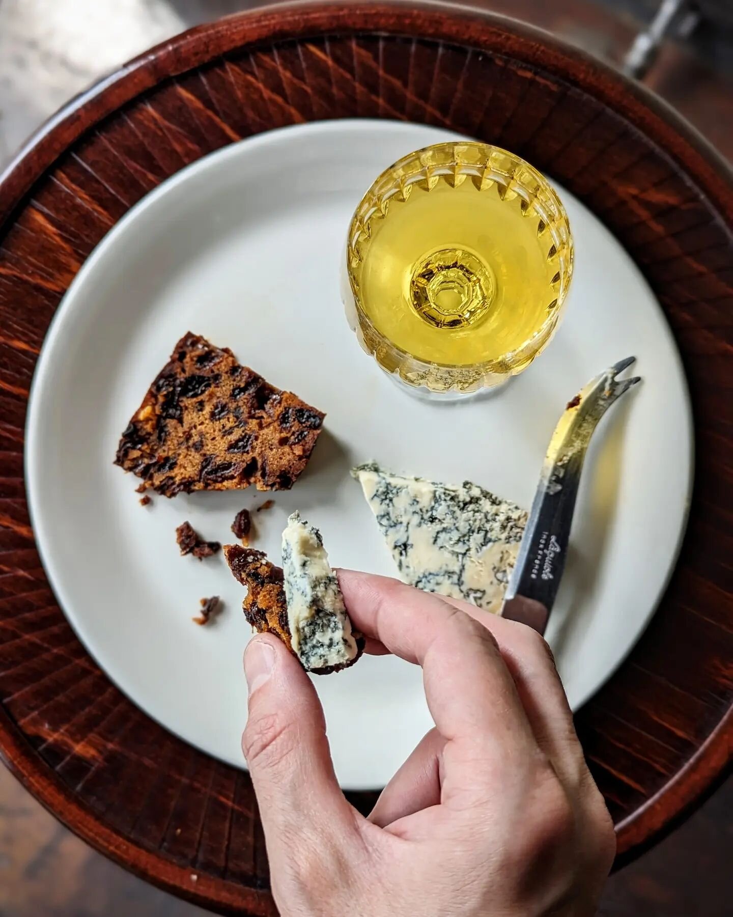 Who knew one small cake could 'drink' a whole bottle of brandy?!

It's become a Smithward tradition - blue cheese &amp; brandy-soaked christmas cake...

This year it's the Stilton-esque 'Welshman's Reef' by Ballarat makers @goldfields_farmhouse_chees