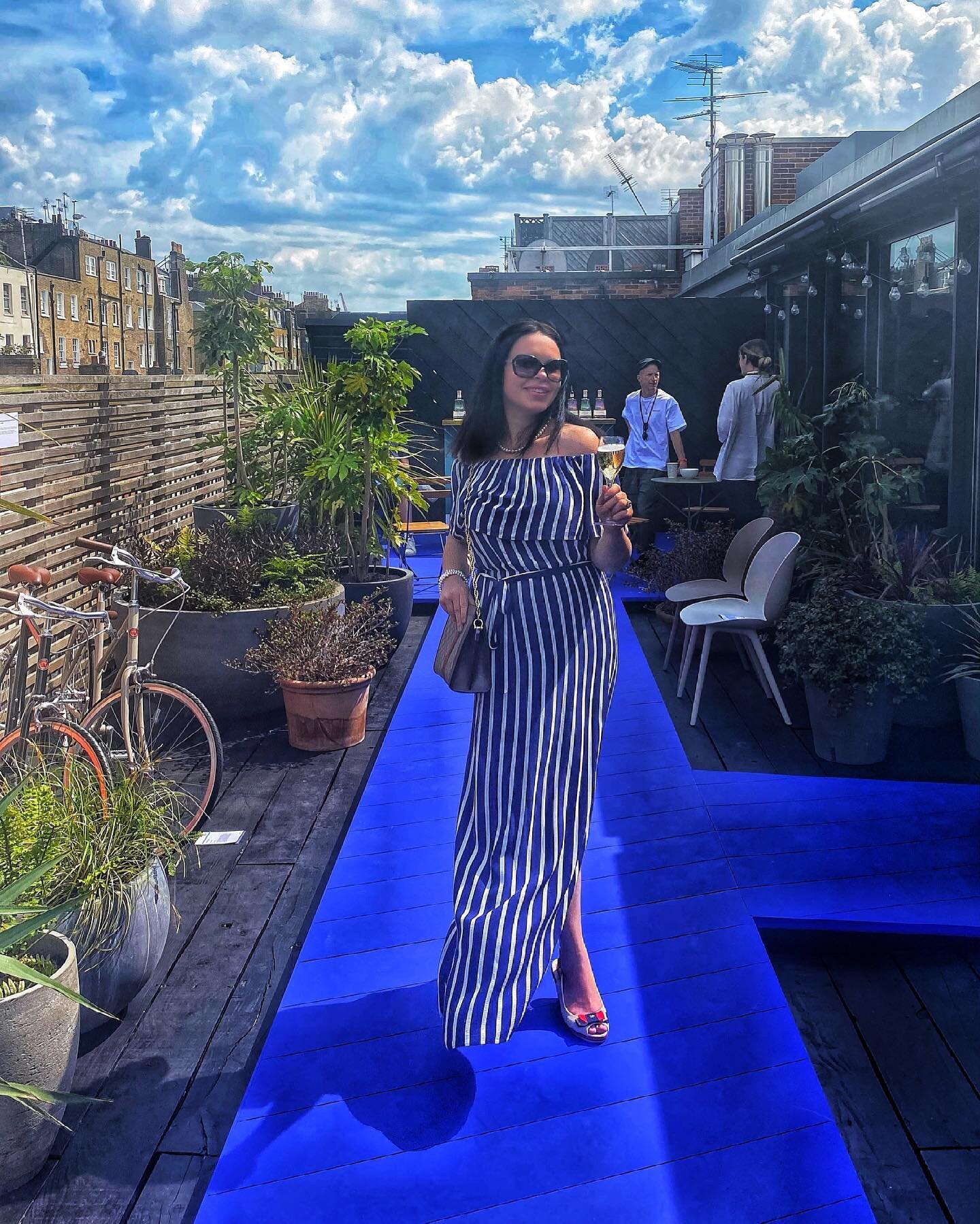 💙 Accidentally dressed to match everything from the sky to the terrace&rsquo;s boardwalk at today&rsquo;s press event for @theconranshopofficial in hot and sunny Marylebone. 

🥂 To keep our cool in the noon day sun we were served @perrierjouet #bru