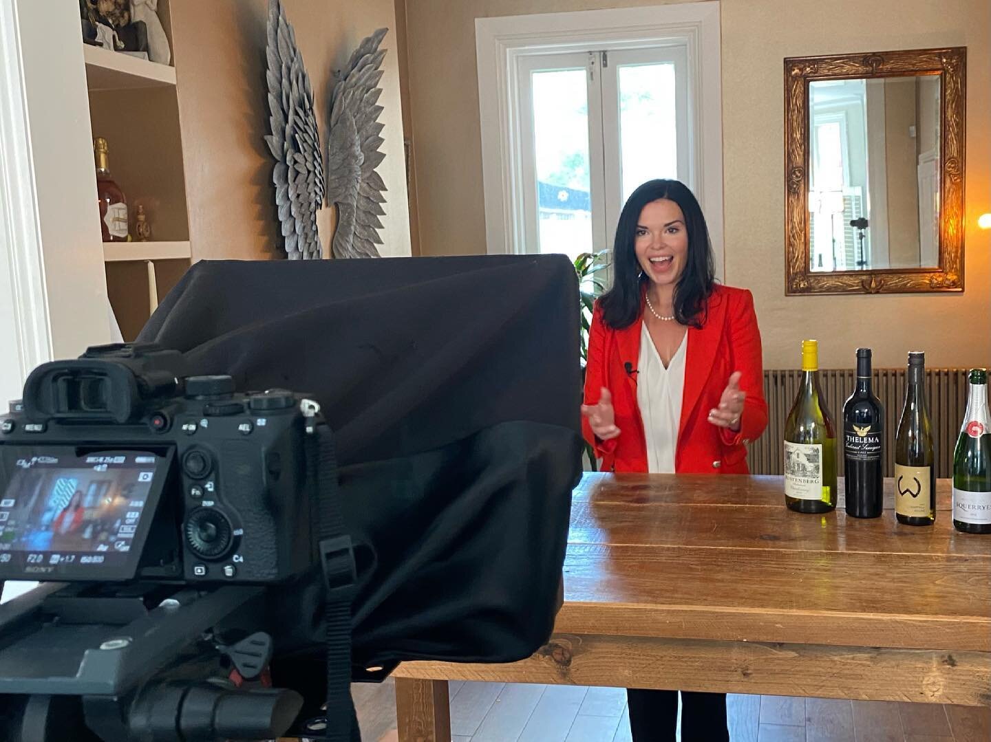 🍾 As you can see, I&rsquo;m incredibly excited to be shooting today with the very patient (and precise) @stoppressfilm on a new &ldquo;how to&rdquo; course we&rsquo;ve designed with @bright.trip on #vineyard tours and #winetasting 🥂

👉🏻 Swipe to 
